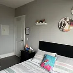 Home Stay - Room With Yonge Street View And 3 Star Hotel Amenities