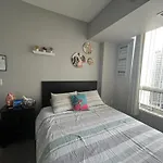 Home Stay - Room With Yonge Street View And 3 Star Hotel Amenities