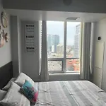 Home Stay - Room With Yonge Street View And 3 Star Hotel Amenities