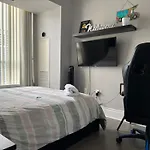 Home Stay - Room With Yonge Street View And 3 Star Hotel Amenities